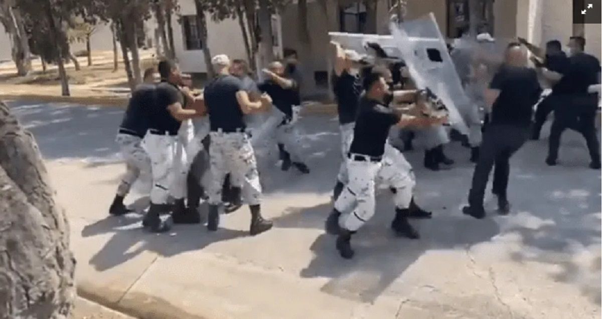 VIDEO: Elementos de la Guardia Nacional se agarran a golpes durante práctica en San Luis Potosí 2 enfrentamiento entre guardia nacional