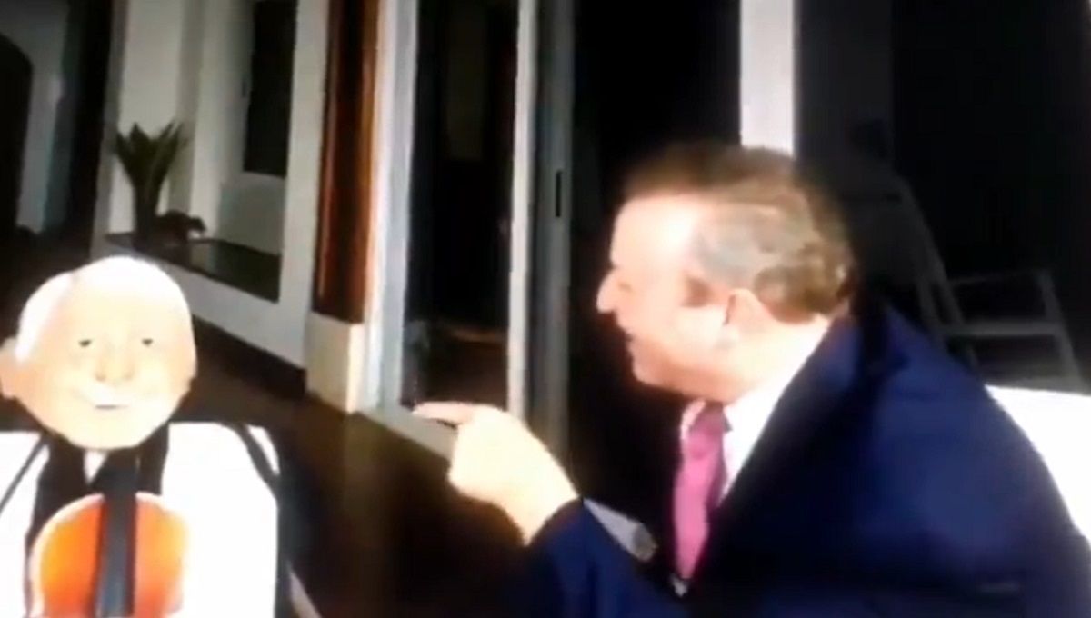 VIDEO: “Cállate, chachalaca”, grita líder de FRENA a maniquí de AMLO 2 frena