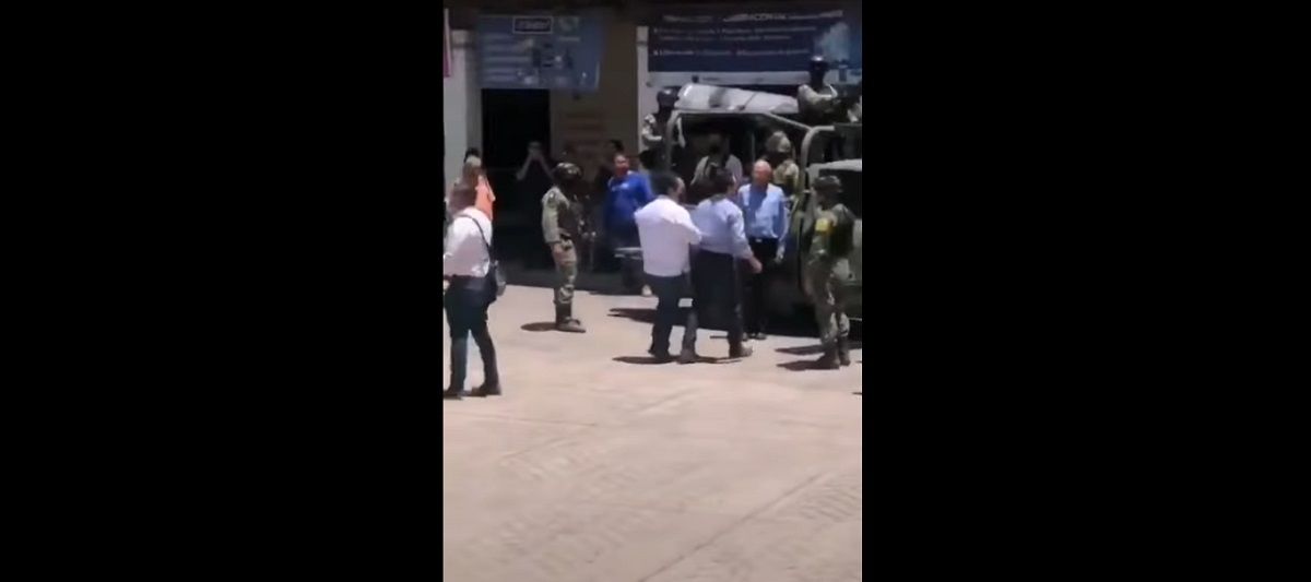 Captan al gobernador de Michoacán agrediendo a un profesor durante su recorrido en Agulilla 2 gobernador de michoacan agrede a maestro