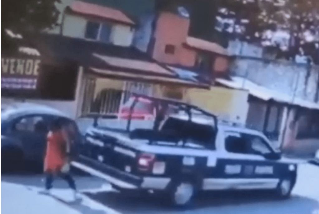 mujer es atropellada por elementos de la policia en Huachinango