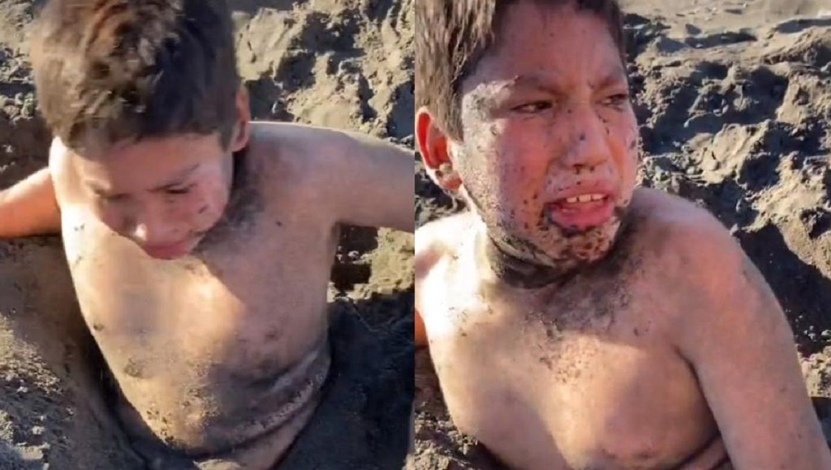 "Son una 💩 de familia": niño se viraliza por su reacción al ser enterrado en la arena 2 nino viral