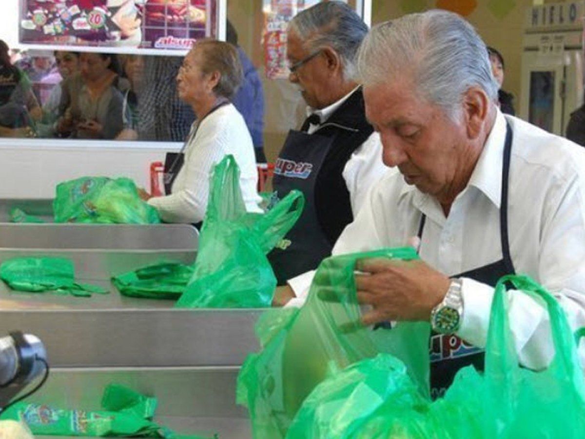 Adultos mayores podrán regresar a trabajar de empacadores si están vacunados 2 personas de la tercera edad podran regresar como empacadores