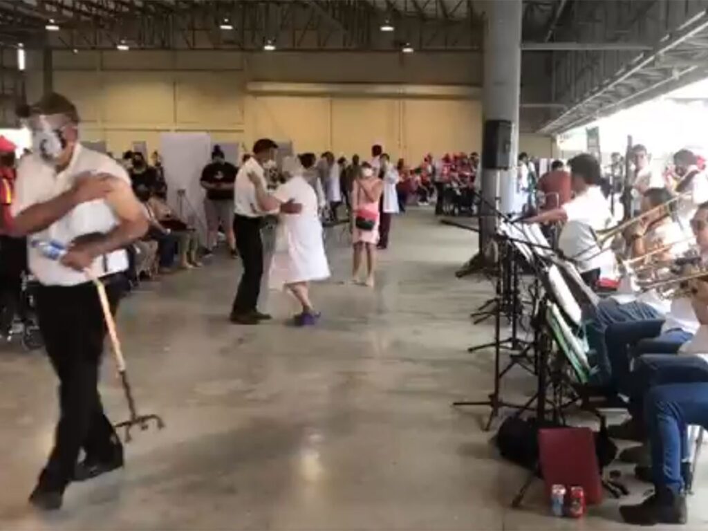 personas mayores se ponen a bailar