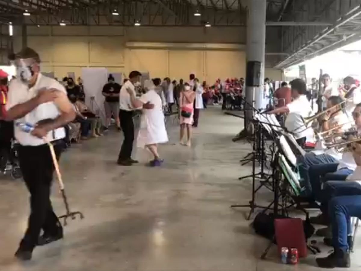 VIDEO: Personas de la tercera edad convierten centro de vacunación en pista de baile 3 personas mayores se ponen a bailar