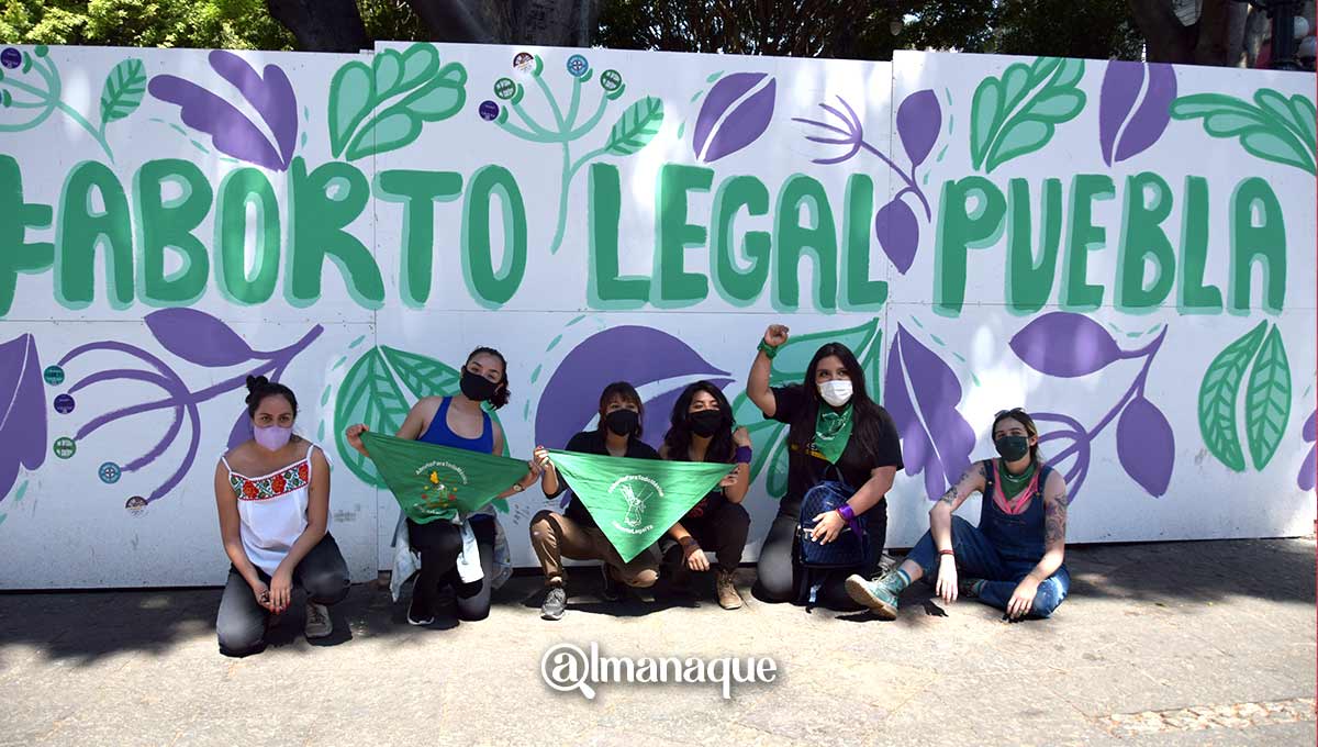 Colectivas feministas pintan mamparas del zócalo de Puebla para exigir despenalización del aborto 6 portada Aborto legal Puebla Zocalo Muro