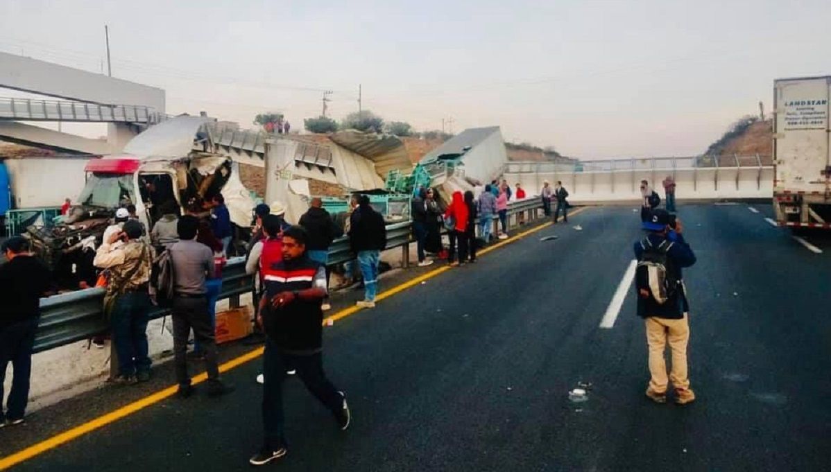 VIDEO: Puente peatonal cae sobre un tráiler en San Luis Potosí 2 puente