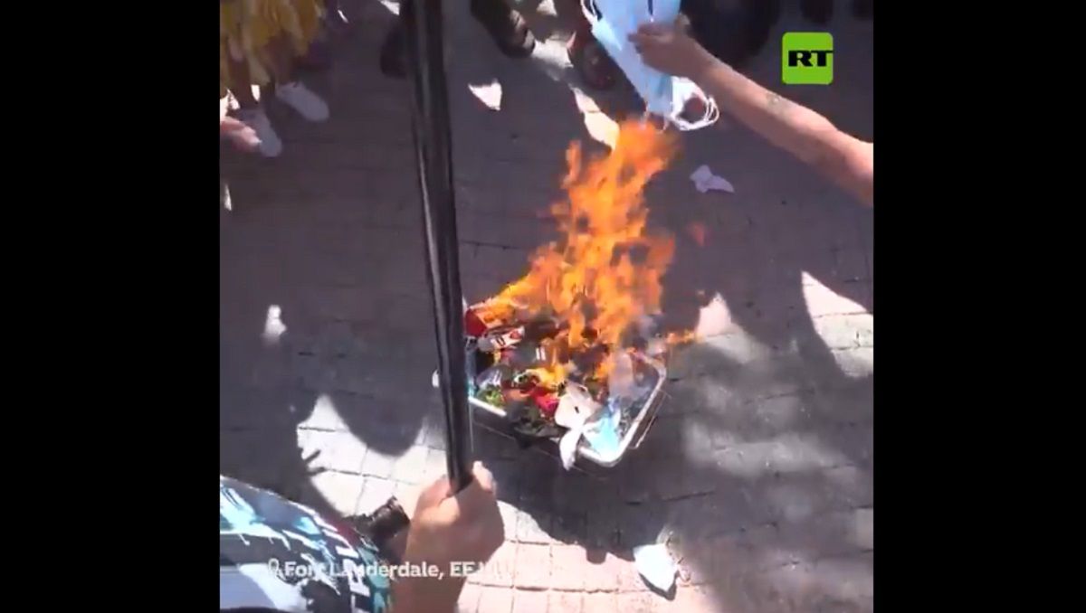 VIDEO: Queman mascarillas en protesta contra las restricciones por COVID en Florida 1 quema cubrebocas