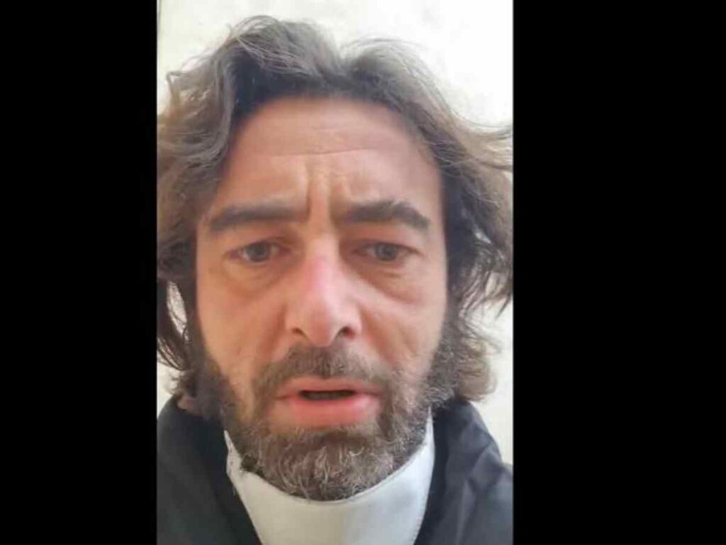 sacerdote romano cuelga la sotana poramor