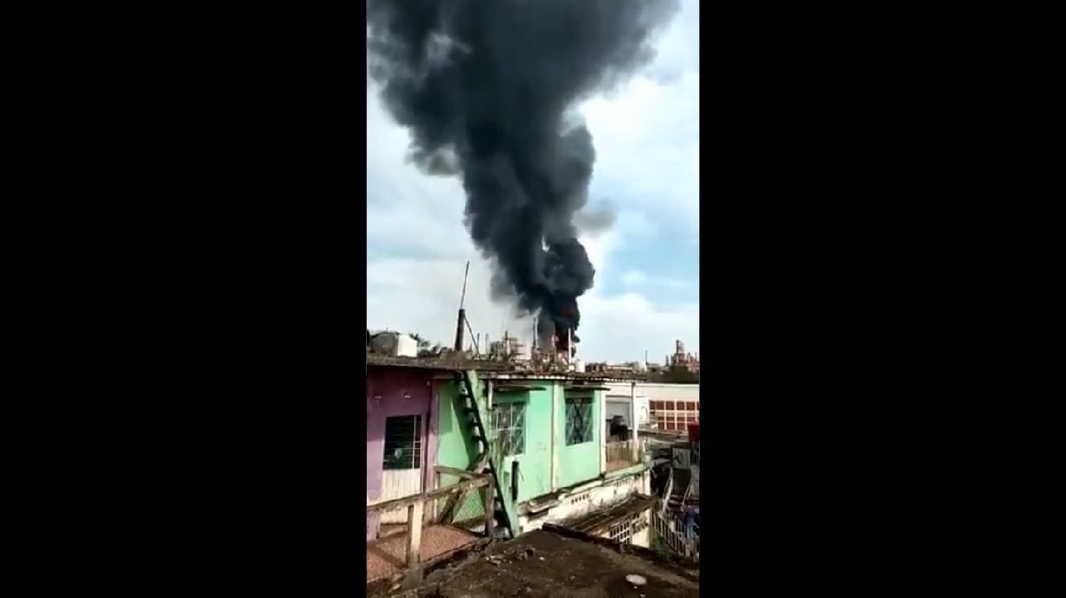 Se registra incendio en refinería de Minatitlán, Veracruz 2 se incendia refineria en veracruz