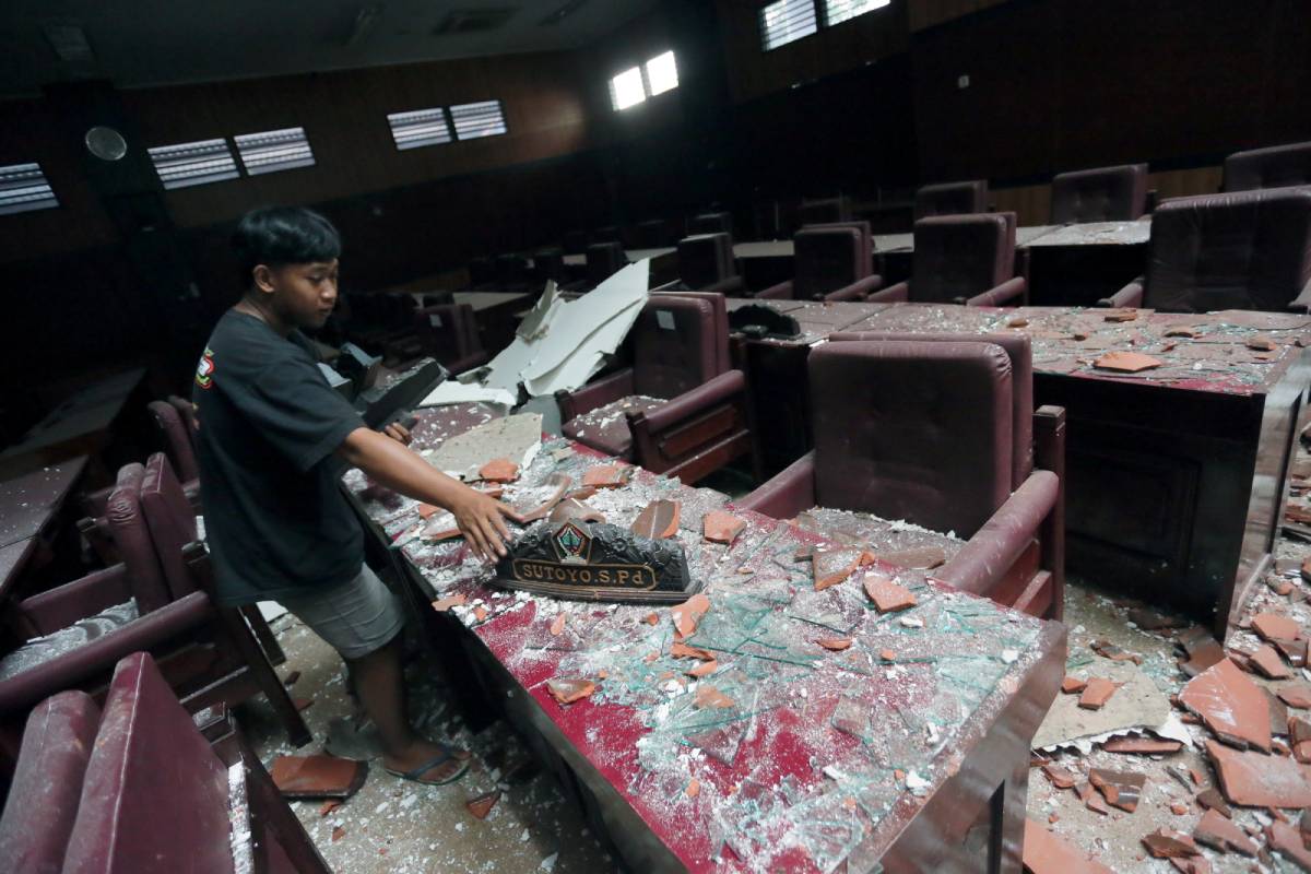 FOTOS: Se registra sismo en Indonesia, deja al menos 6 muertos 7 sismo 2 1