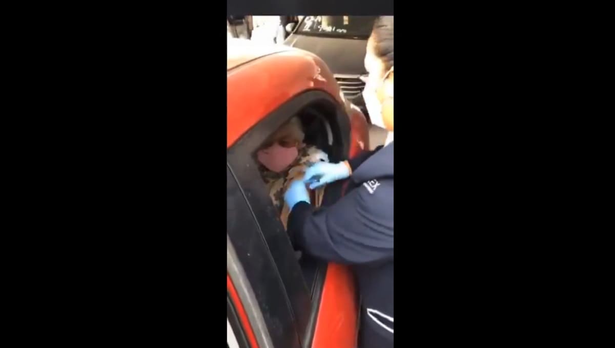 ¿Otro error? Simulan vacunar a una adulta mayor contra el COVID (VIDEO) 2 vacunacion 1