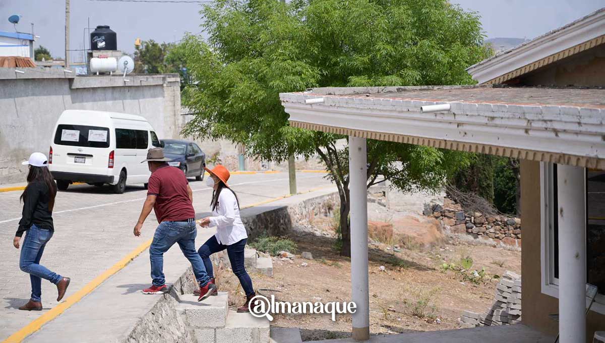 Claudia Rivera se reúne en inspectoría de Azumiatla y llega vehículo oficial del Ayuntamiento de Puebla 7 Claudia Rivera Azumiatla vehiculo oficial
