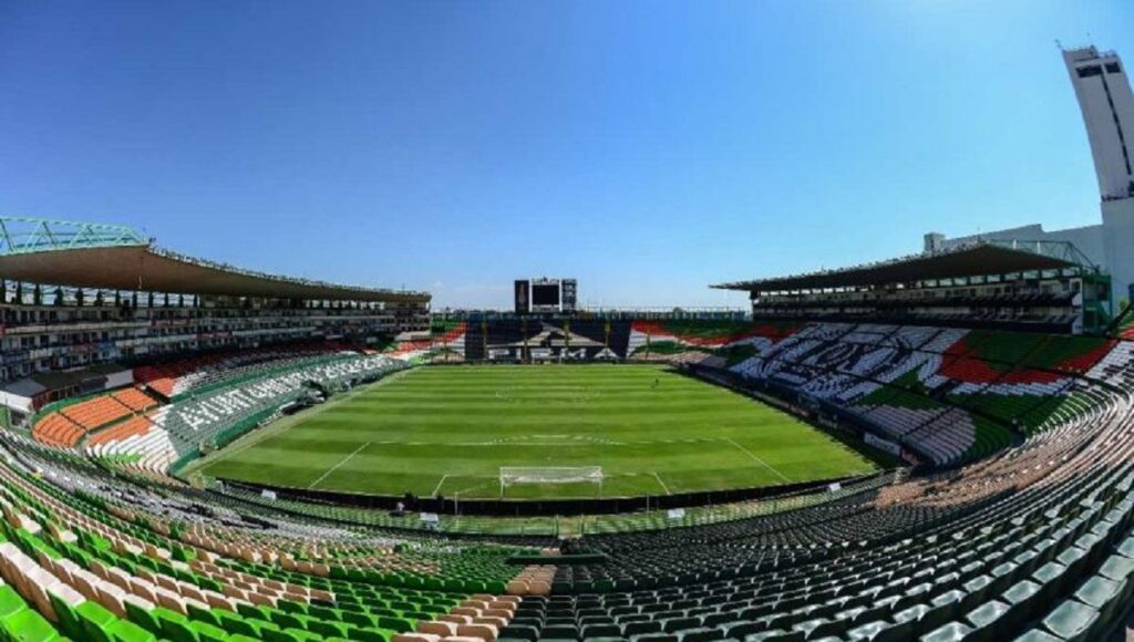 Estadio Nou Camp leon invita boda Christian Nodal Belinda 780x470 1