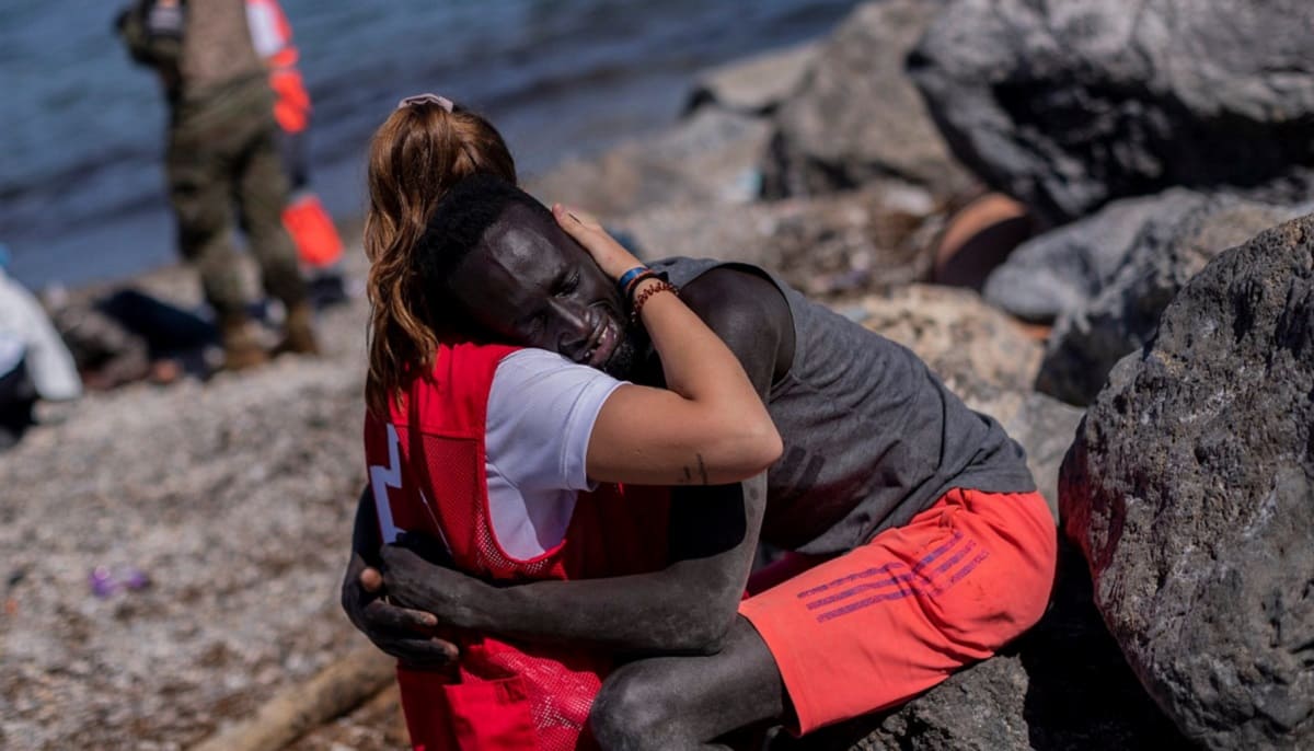 ¡Abrazo sin fronteras! Voluntaria de la Cruz Roja consuela a migrante en Ceuta 2 abrazo 1