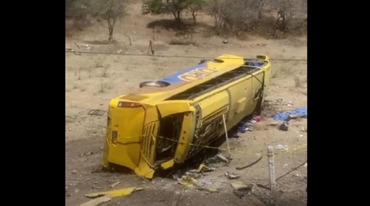Pasajero de ORO atacó al chofer “en nombre de Dios” y el autobús volcó en la Mixteca 4 autobus