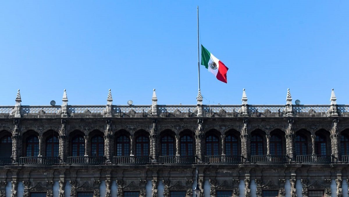 Izan bandera a media asta en CDMX en honor a víctimas de la tragedia en la Línea 12 2 badera