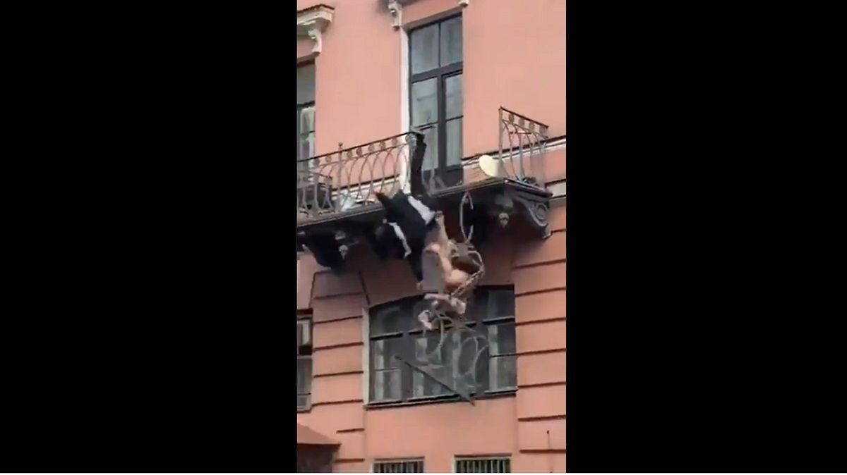 VIDEO FUERTE: Pareja cae del segundo piso mientras discutían 2 balcon
