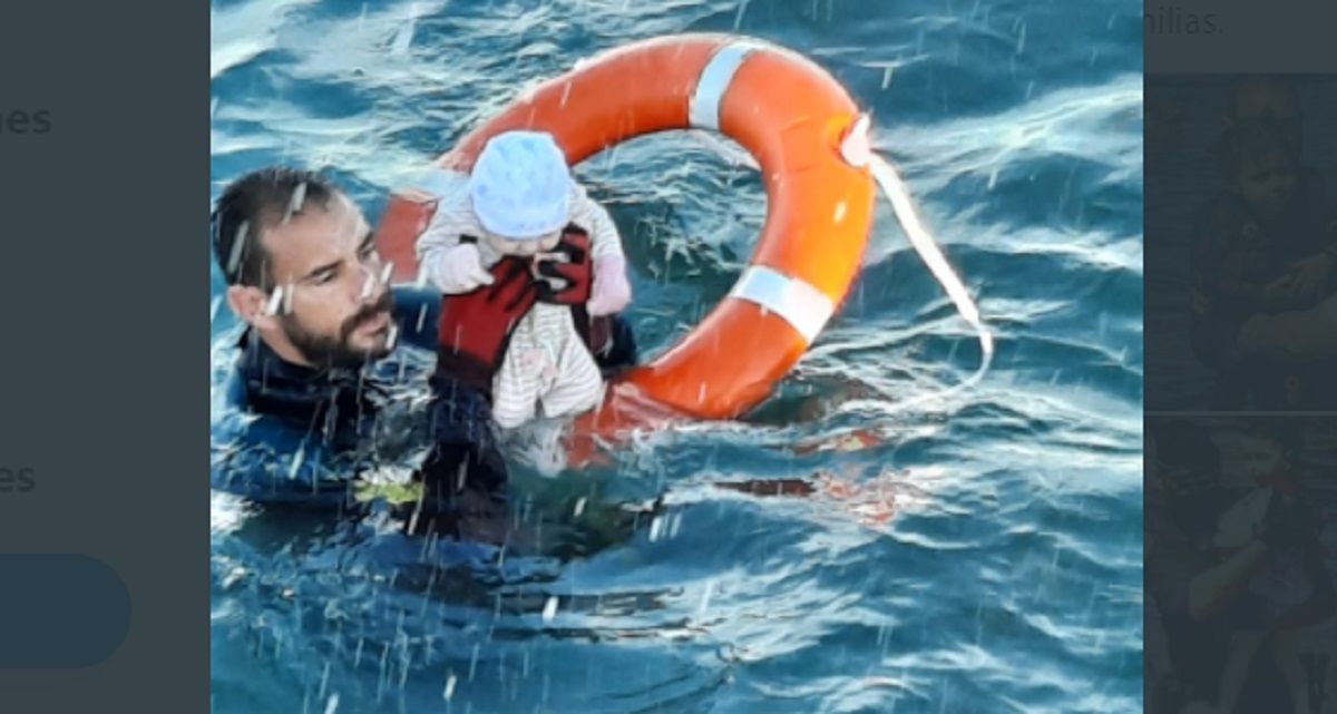 "No gesticulaba": Rescatista de España salva a bebé de morir ahogado (FOTOS) 2 bebe