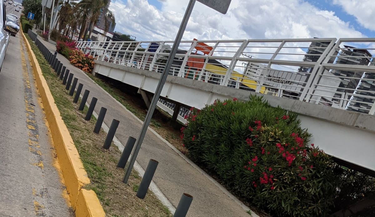 Denuncian robo de bolardos en el Parque Lineal Atlixcáyotl 2 bolardos. 1