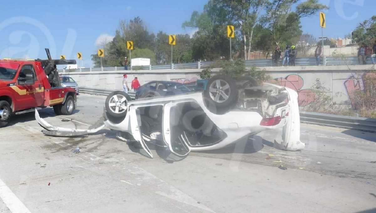 Choque y volcadura en el Periférico deja dos lesionados y cuantiosos daños materiales 3 choque Totimehuacan. 1