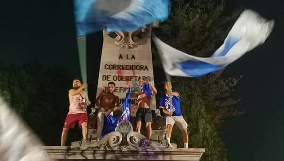 ¡No son formas! Aficionados del Cruz Azul festejan en monumentos, dejan basura en las calles y explotan vehículo 1 cruz az