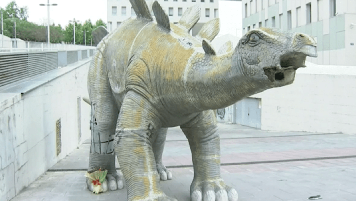 Hombre muere atrapado dentro de una estatua de dinosaurio 2 dinosaurio