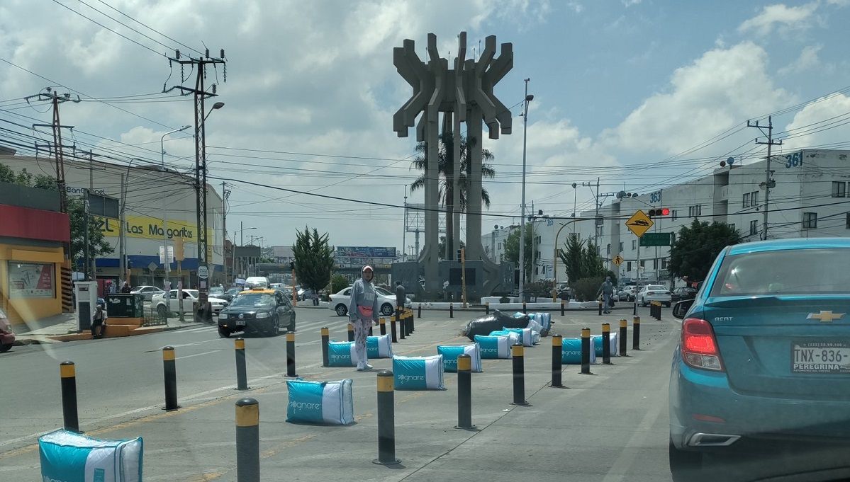 Así se adueñan ambulantes de los bolardos en La Margarita 2 edredon