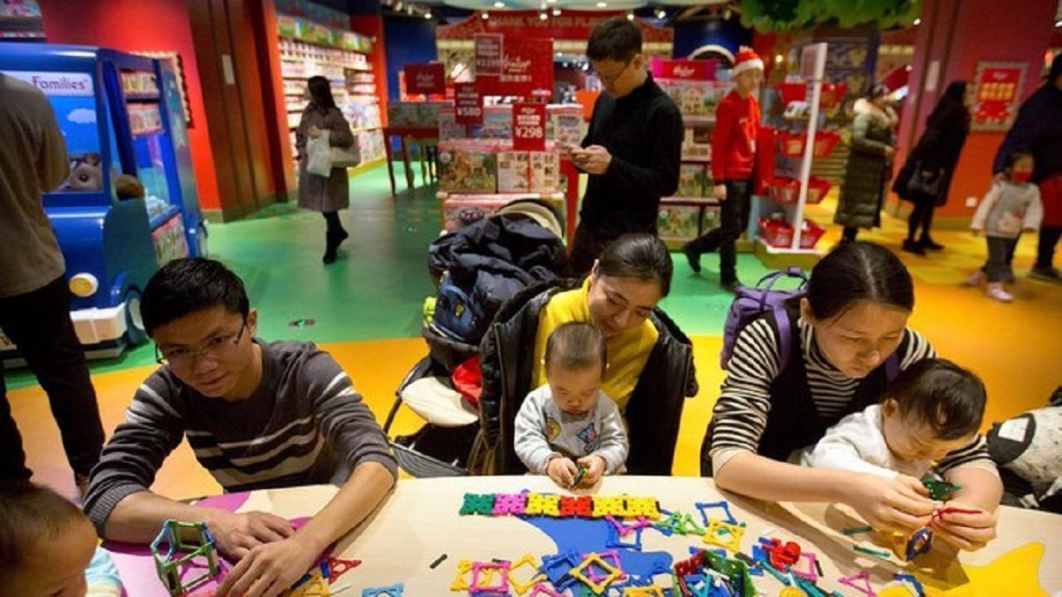 China anuncia que permitirá a las familias tener hasta tres hijos 2 familias