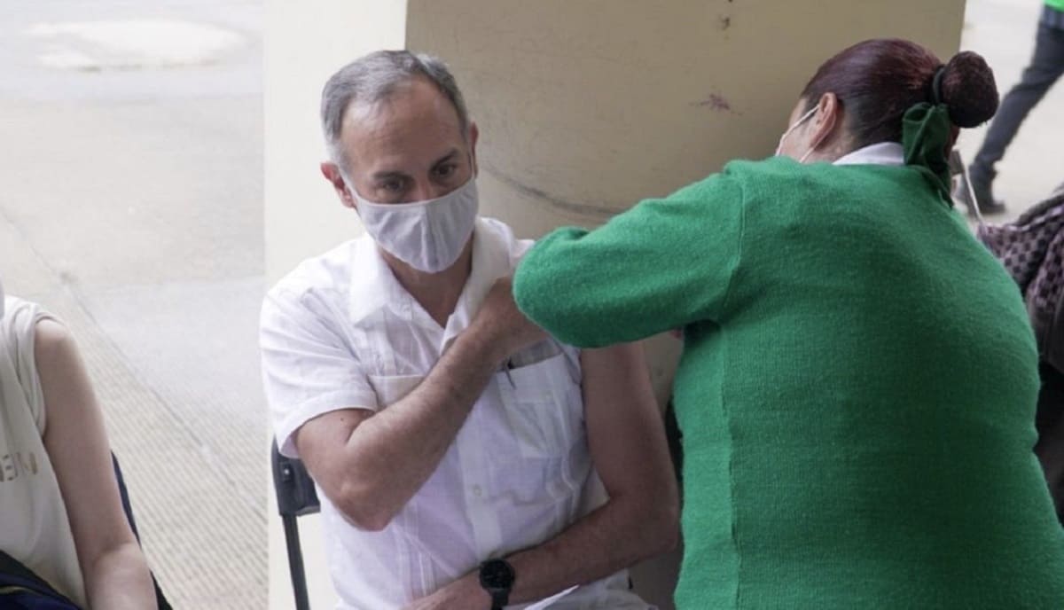 López-Gatell se vacuna contra COVID-19 en la Ciudad de México 2 gatell 1