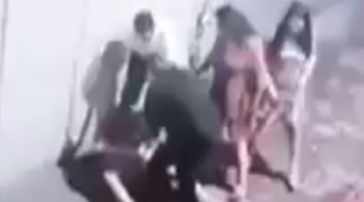 ⚠ VIDEO FUERTE: Golpean a una mujer en las calles de Toluca 2 golpiza
