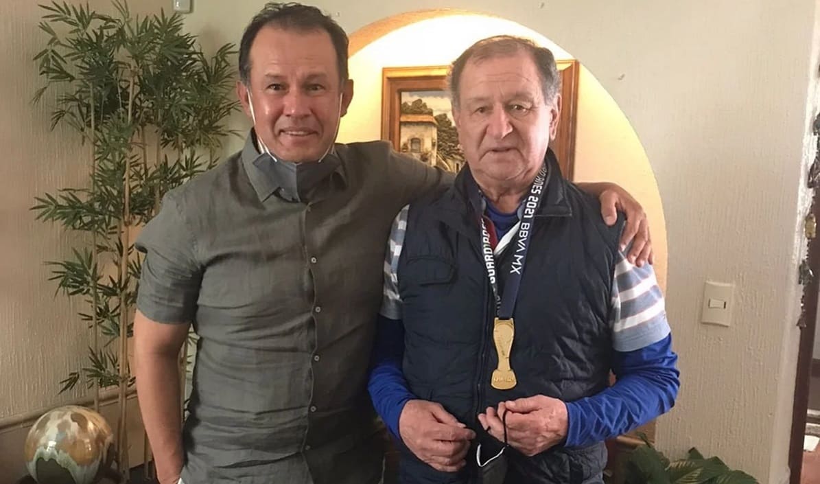 Juan Reynoso cumple y regala la medalla de campeón a Enrique Meza 3 juan reynoso 1