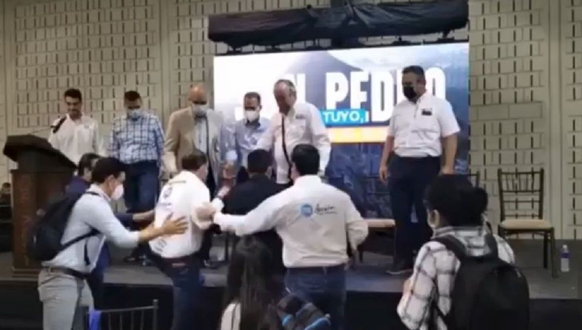 Como Juan Gabriel: Así se cayó el dirigente nacional del PAN de un templete 2 marko cortes dirigente pan sufre