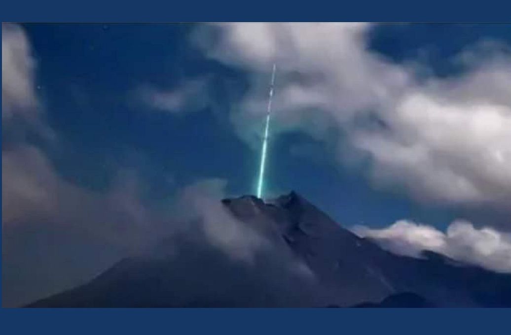Impresionante: Meteorito atraviesa volcán Merapi en Indonesia (FOTOS y VIDEO) 1 merapi