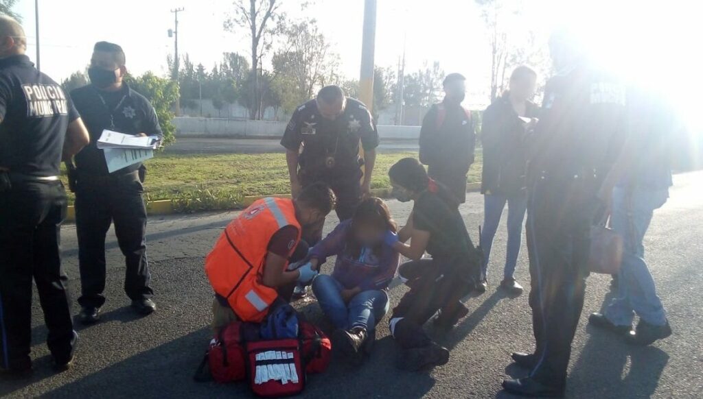 mujer se arroja de auto