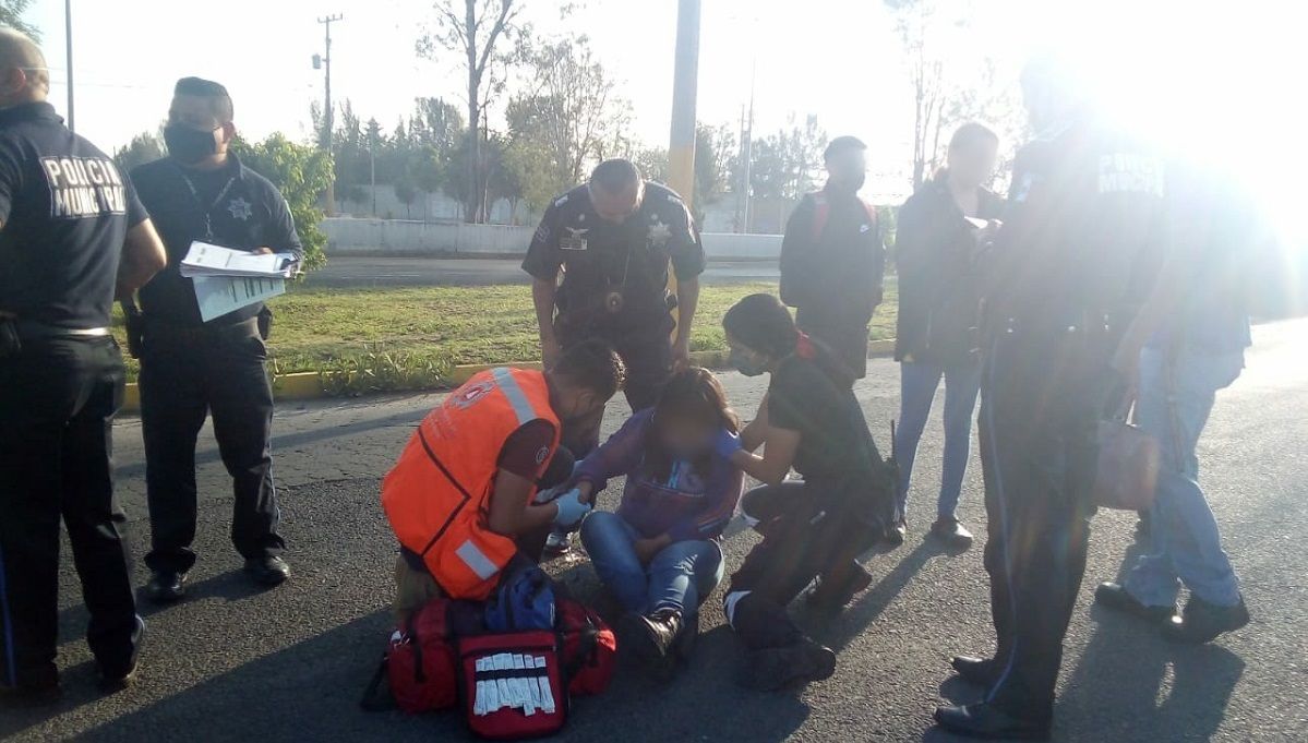 mujer se arroja de auto