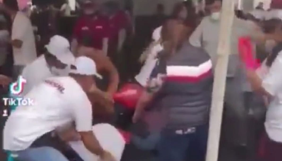 VIDEO: Simpatizantes de Morena se agarran a golpes en la CDMX 2 pelea morena 1