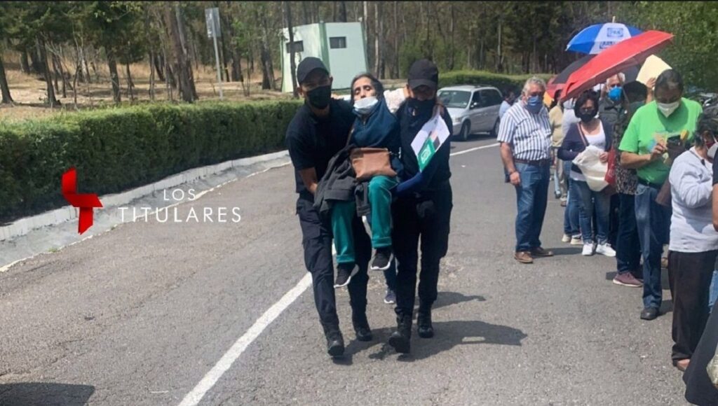 polis cargan a viejita