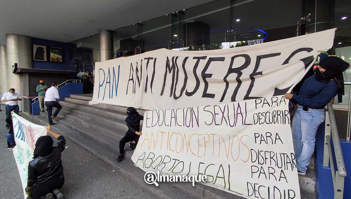 Feministas poblanas aprovechan visita de líderes del PAN y PRI para exigir despenalización del aborto 4 portada protesta feminista PAN Cinepolis
