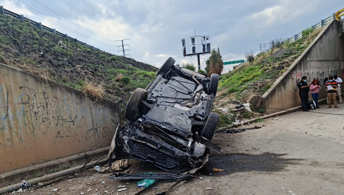 Mujer ocasiona volcadura y resulta lesionada en el Periférico Ecológico 2 volcadura