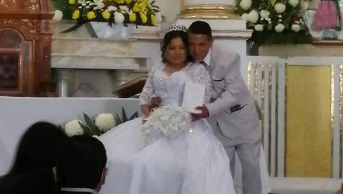 Laura se casa en San Salvador El Seco tras perder su vestido en el autobús 2 BODA 1