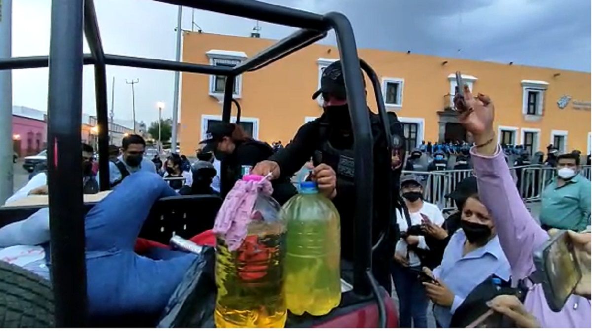 Grupo de choque que acompañó a normalistas tenía listas bombas molotov (VIDEO) 2 BOMBAS