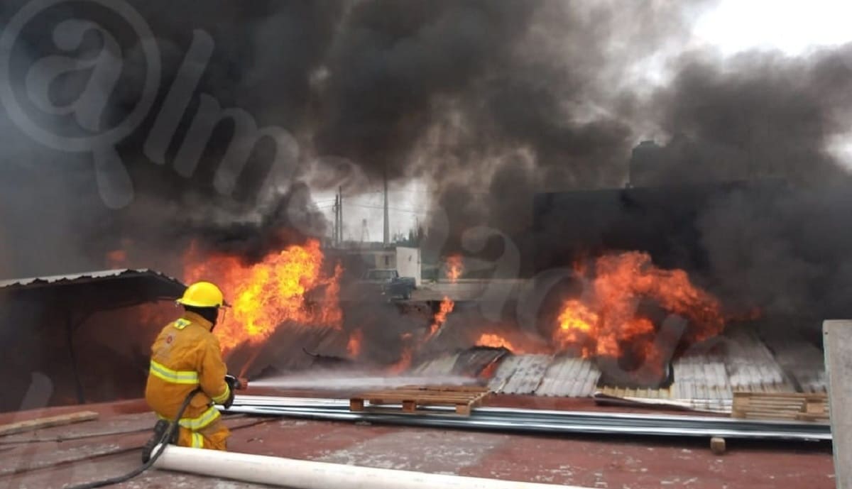 Fuerte incendio consume parte de una empresa en San Pedro Cholula 3 Incendio Cholula. 1