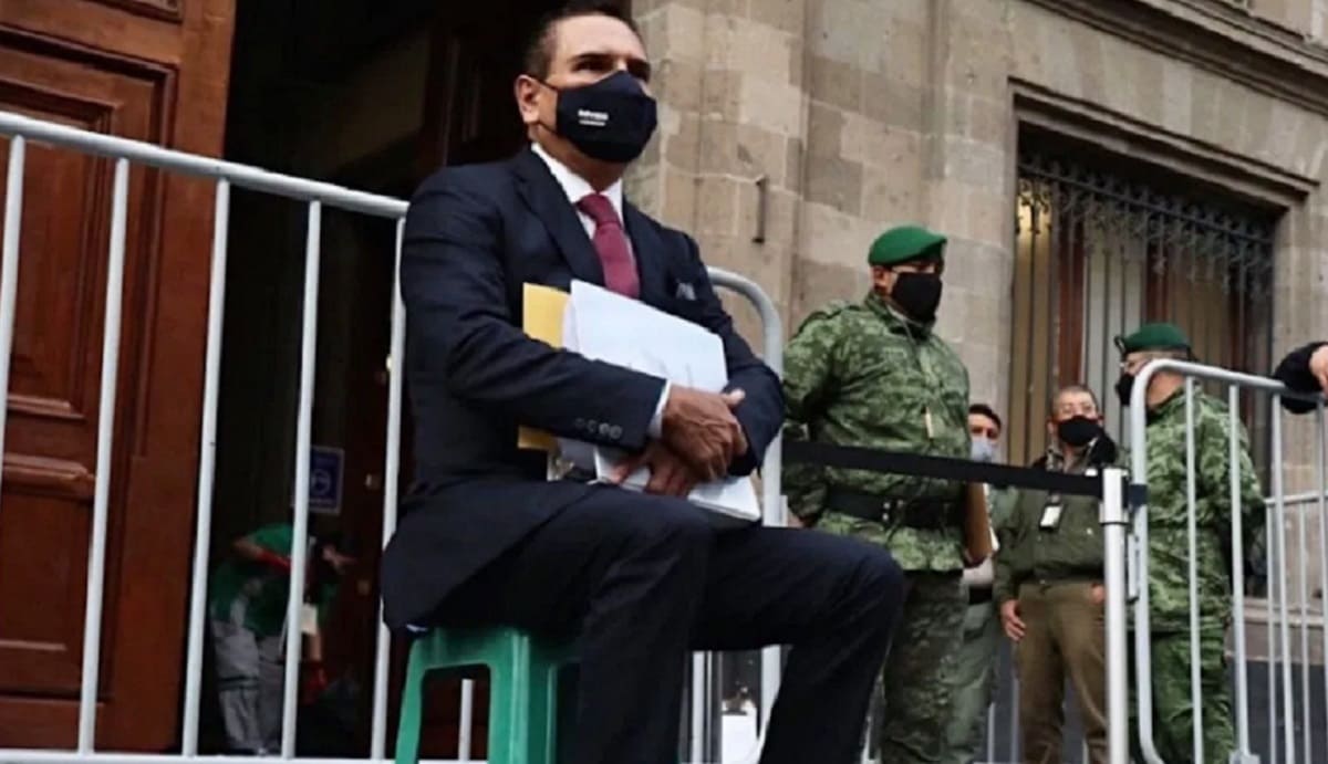 Gobernador de Michoacán espera en banquito a que AMLO lo reciba en el Palacio Nacional 2 Silvano Aureoles 1