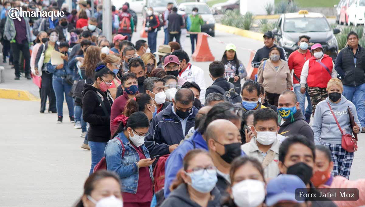 Miles de poblanos llegan al Centro Expositor para vacunarse contra el coronavirus 28 Vacunacion 40 anos puebla Centro Expositor 2