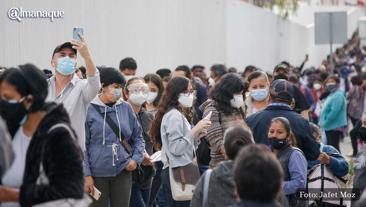 Miles de poblanos llegan al Centro Expositor para vacunarse contra el coronavirus 18 Vacunacion 40 anos puebla Centro Expositor 7