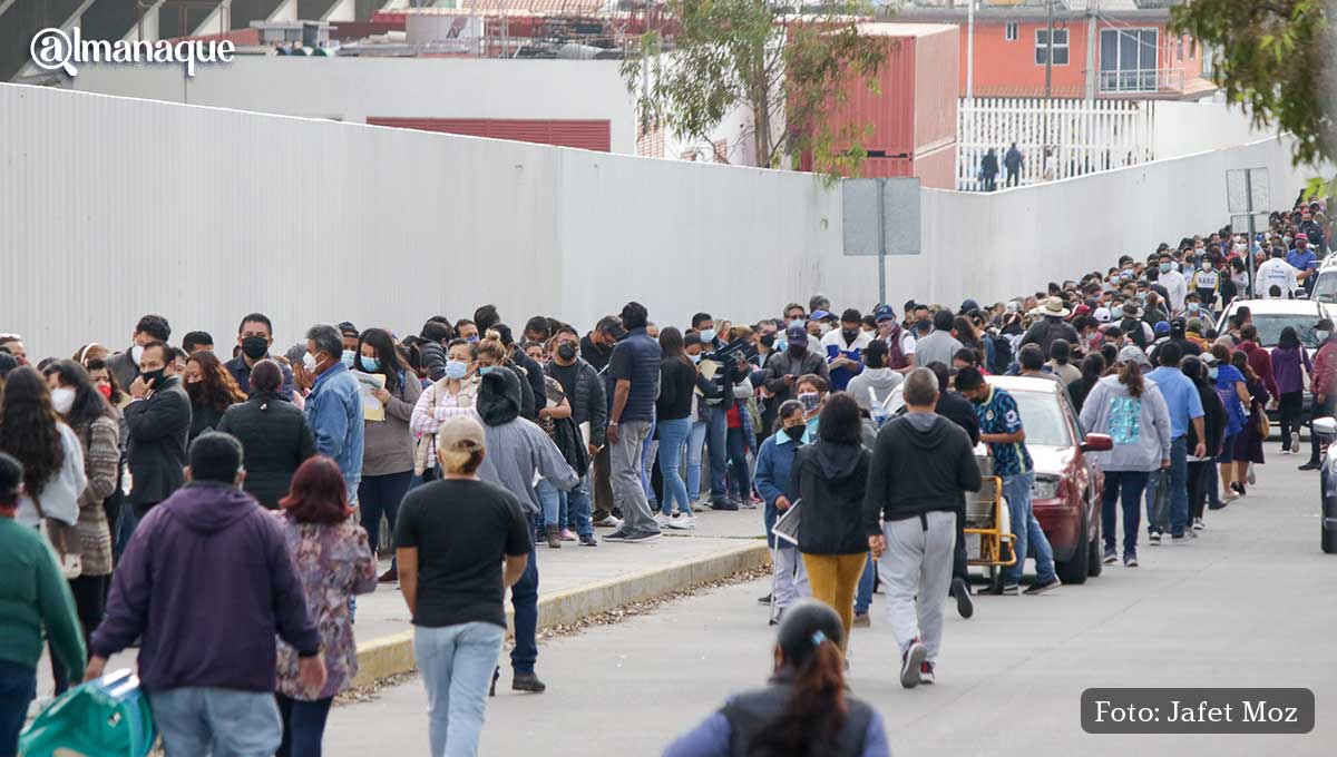 Miles de poblanos llegan al Centro Expositor para vacunarse contra el coronavirus 17 Vacunacion 40 anos puebla Centro Expositor 8