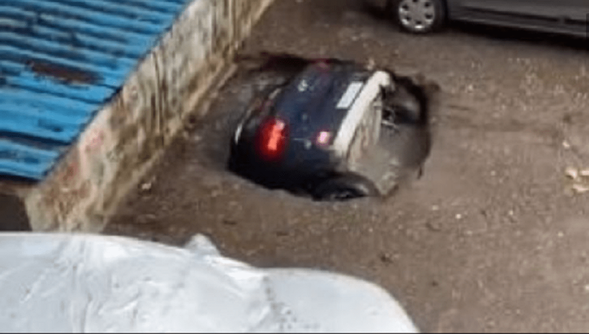 VIDEO: Socavón en India se "traga" un auto estacionado 2 auto