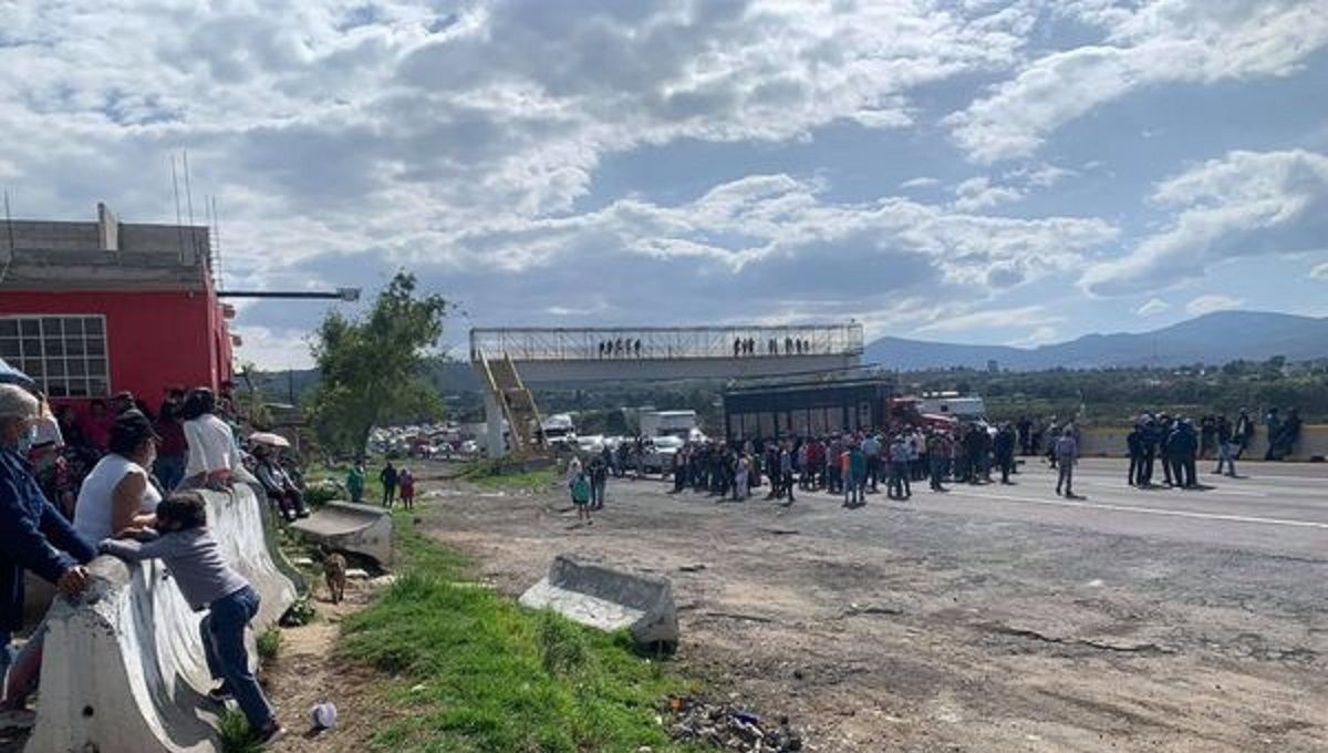 Bloquean autopista en Tlahuapan; acusan que presidente manipuló la elección para que ganara su hermano 2 autopista