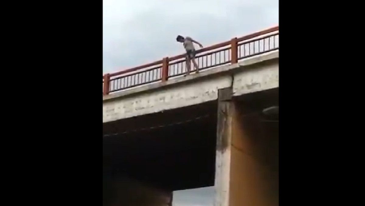 VIDEO: Mujer intenta arrojarse de un puente en Texmelucan y es rescatada por policías 2 barbosa 1