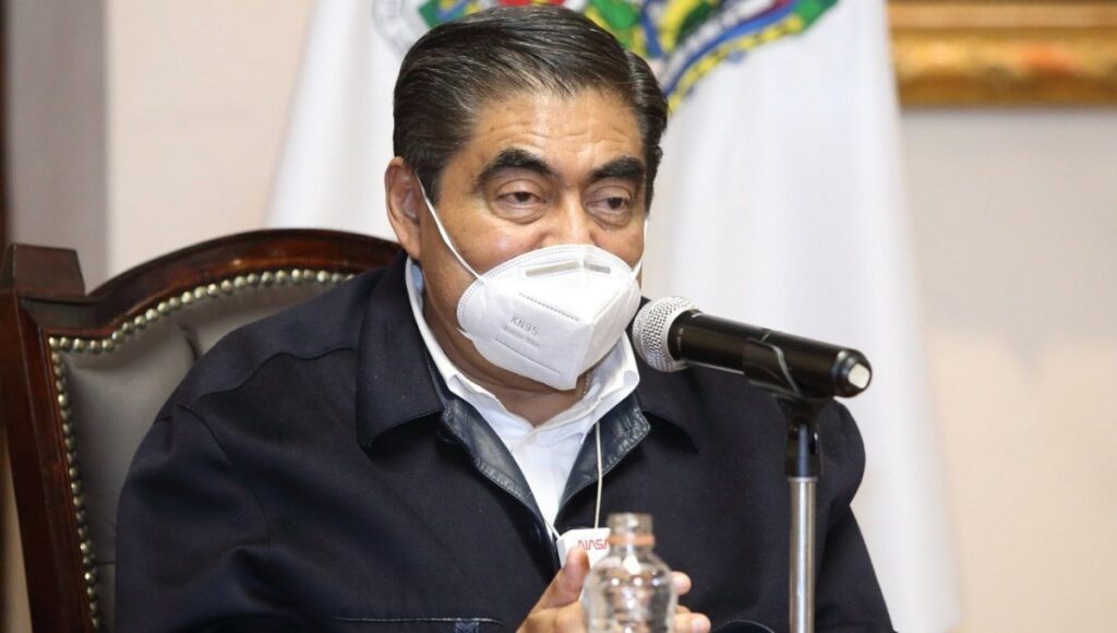 Barbosa no ve mal solicitar a poblanos comprobante de vacunación